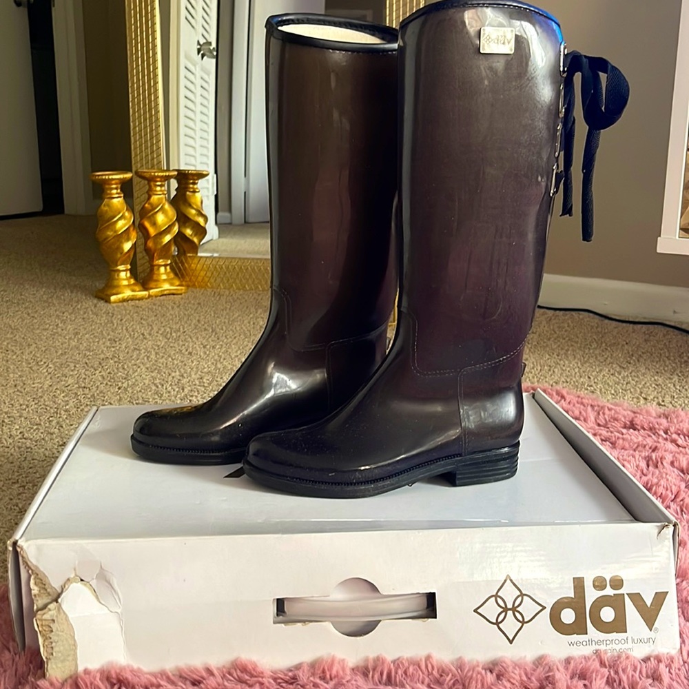 Weatherproof luxury. davrain boots. Size 9 women’s.